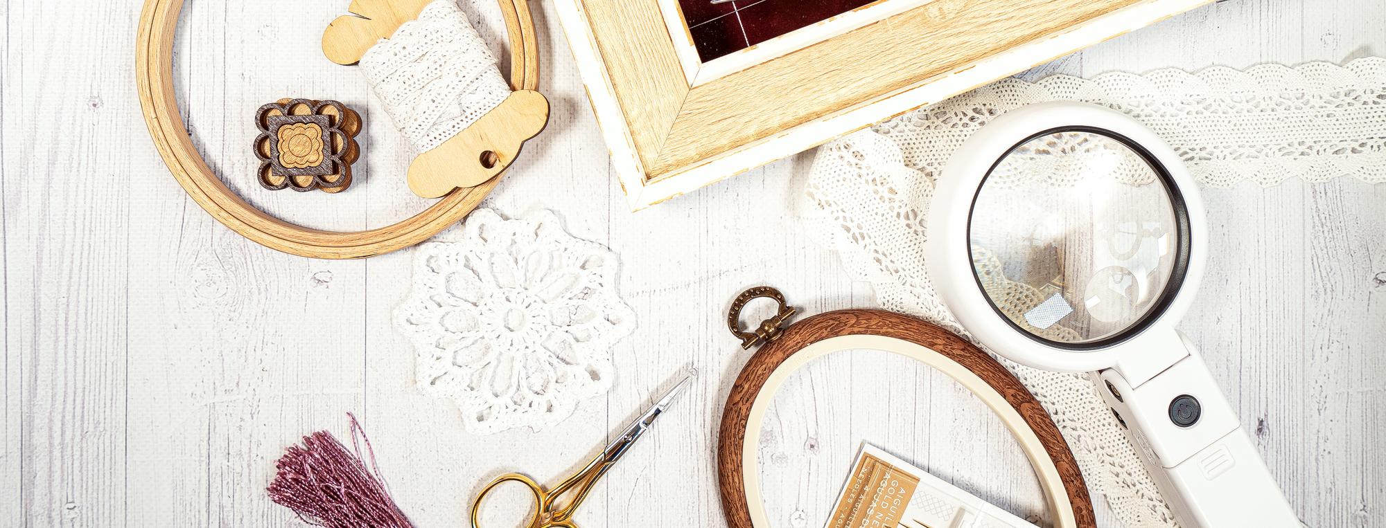 atelier z filiżanką i ramą hafciarską