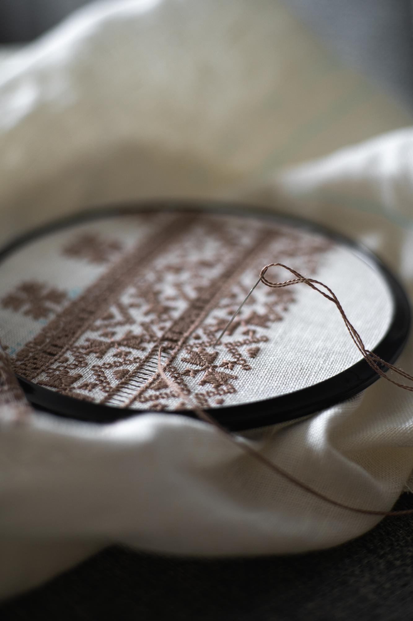 delikatny haftowany monogram na lnianej tkaninie